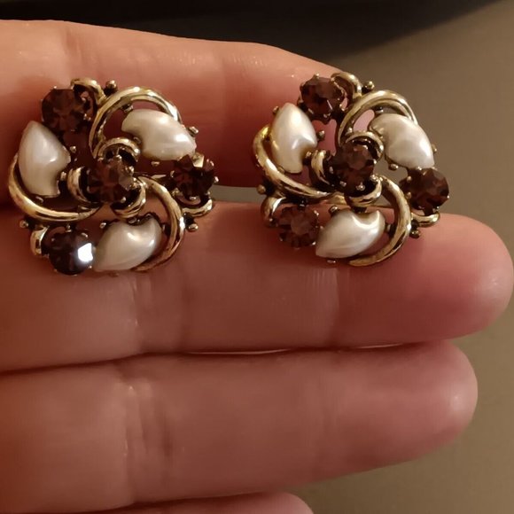 Vintage Babytooth Lisner Amber Rhinestone Earrings - Picture 10 of 10